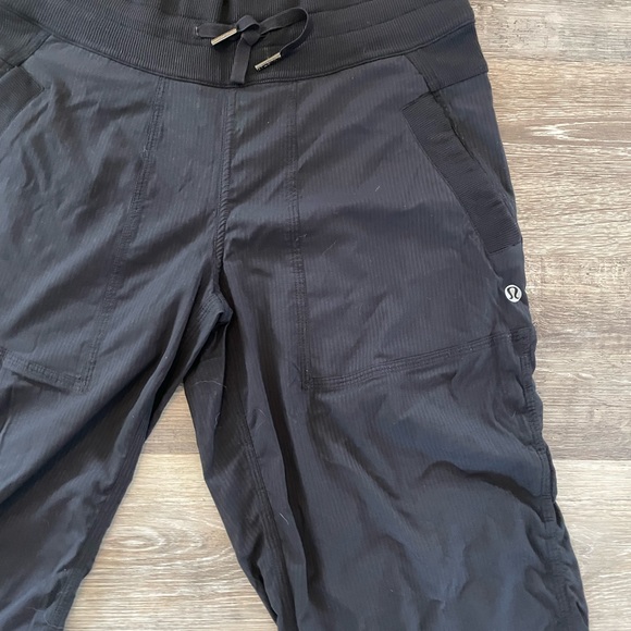 Lululemon Cropped Studio Pants (older style) black size 4 - Picture 3 of 5
